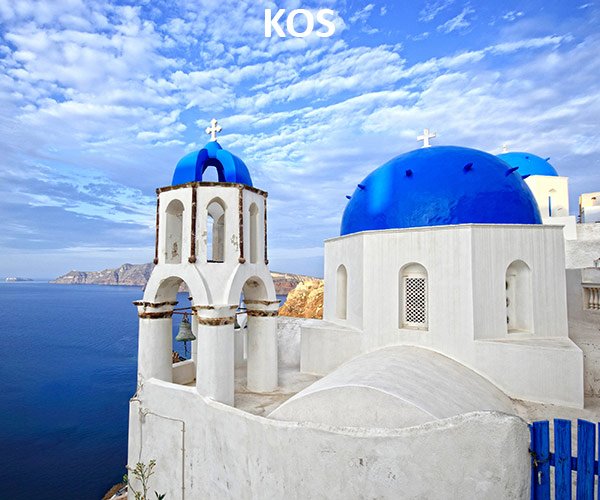 Kos – wit kerkje met blauwe koepels aan zee